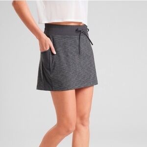 Athleta Excursion Hybrid Mid-Rise Tennis Skort in Dark Heathered Gray Size XS
